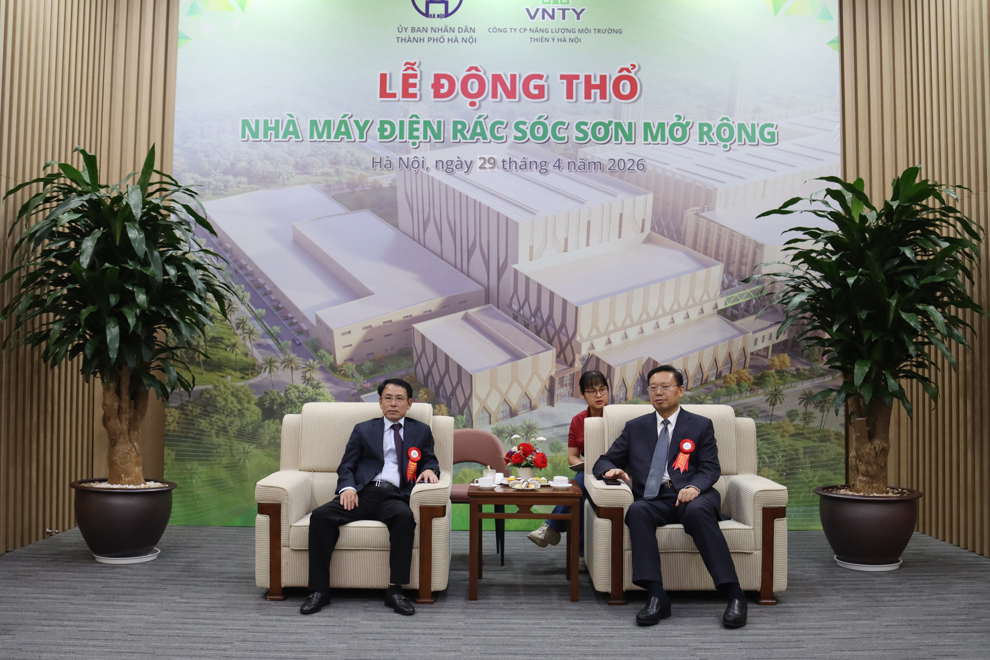 越南黨中央委員、河內市委常務副書記阮仲東與總裁曹德標交流s