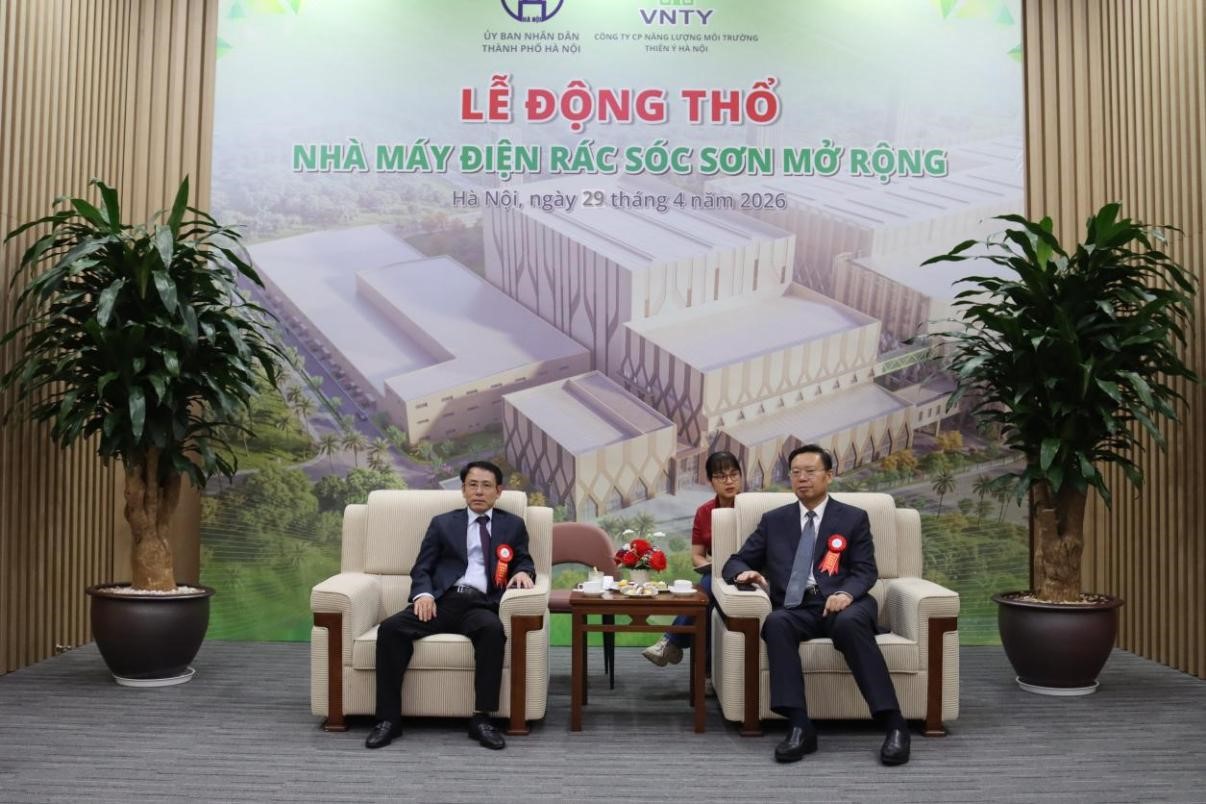越南黨中央委員、河內市委常務副書記阮仲東與總裁曹德標交流